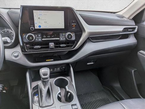 Used 2023 Toyota Highlander XLE image 12