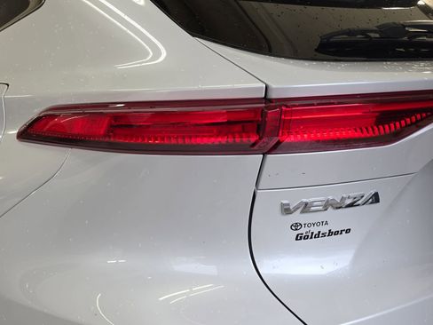 Used 2023 Toyota Venza LE image 33