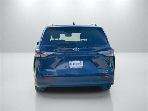 Certified 2023 Toyota Sienna XLE image 6