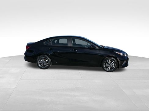 Used 2022 Kia Forte LXS image 2