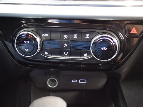 Used 2025 Chevrolet Trax LT w/ LT Convenience Package FWD image 26