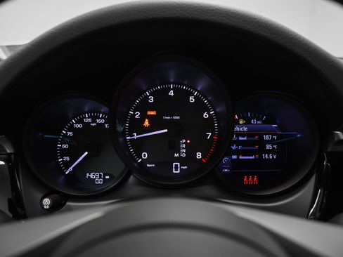 Certified 2023 Porsche Macan image 30