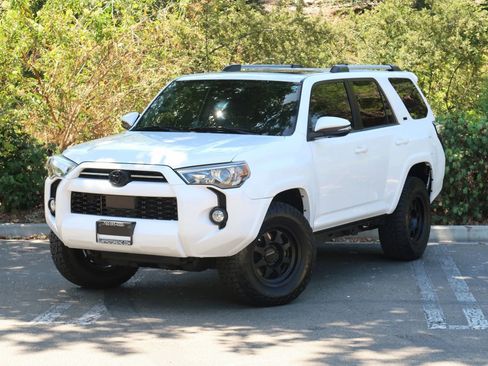 Used 2020 Toyota 4Runner SR5 Premium w/ Moonroof Package AWD/4WD image 4