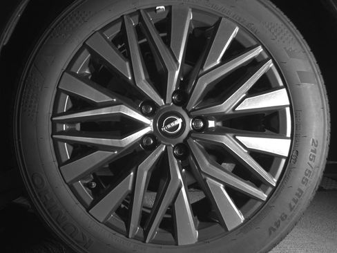 Used 2025 Nissan Altima 2.5 SV FWD image 14