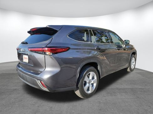 Used 2022 Toyota Highlander LE image 28