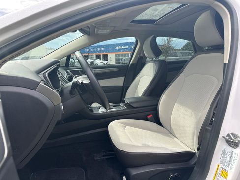Used 2019 Ford Fusion SE w/ Equipment Group 151A FWD image 6