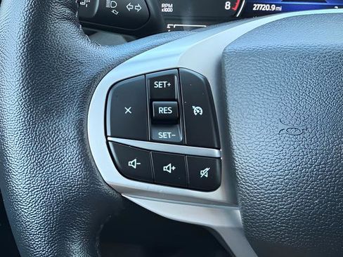 Used 2022 Ford Explorer XLT w/ Equipment Group 202A AWD/4WD image 17