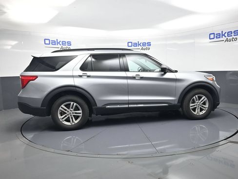 Used 2022 Ford Explorer XLT w/ Equipment Group 202A AWD/4WD image 9