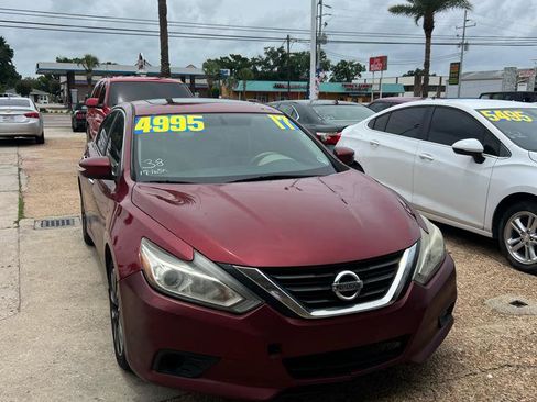 Used 2017 Nissan Altima 2.5 SV w/ Convenience Package FWD image 2
