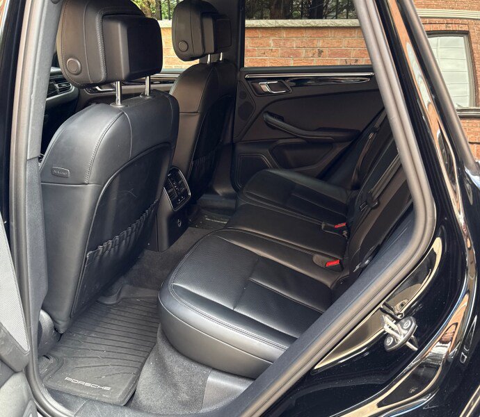Certified 2023 Porsche Macan AWD/4WD image 8