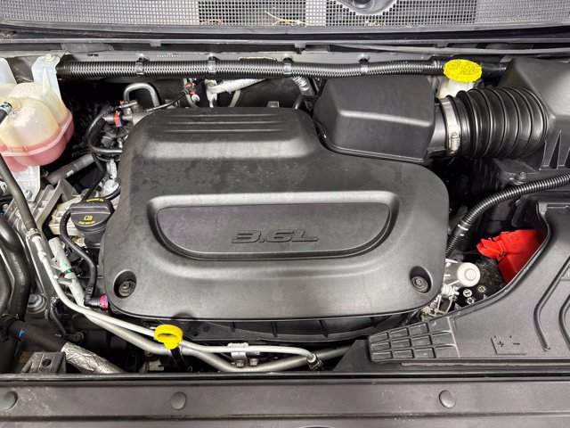 Used 2025 Chrysler Pacifica Limited FWD image 9