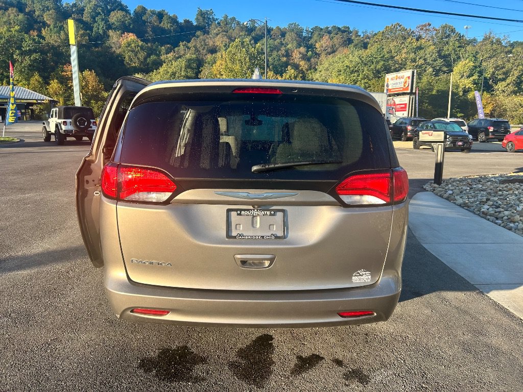 Used 2017 Chrysler Pacifica LX FWD image 4
