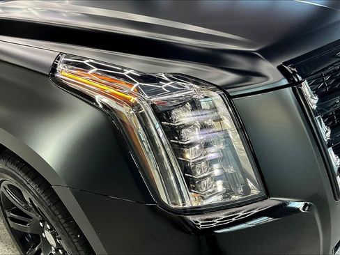 Used 2017 Cadillac Escalade Luxury AWD/4WD image 35