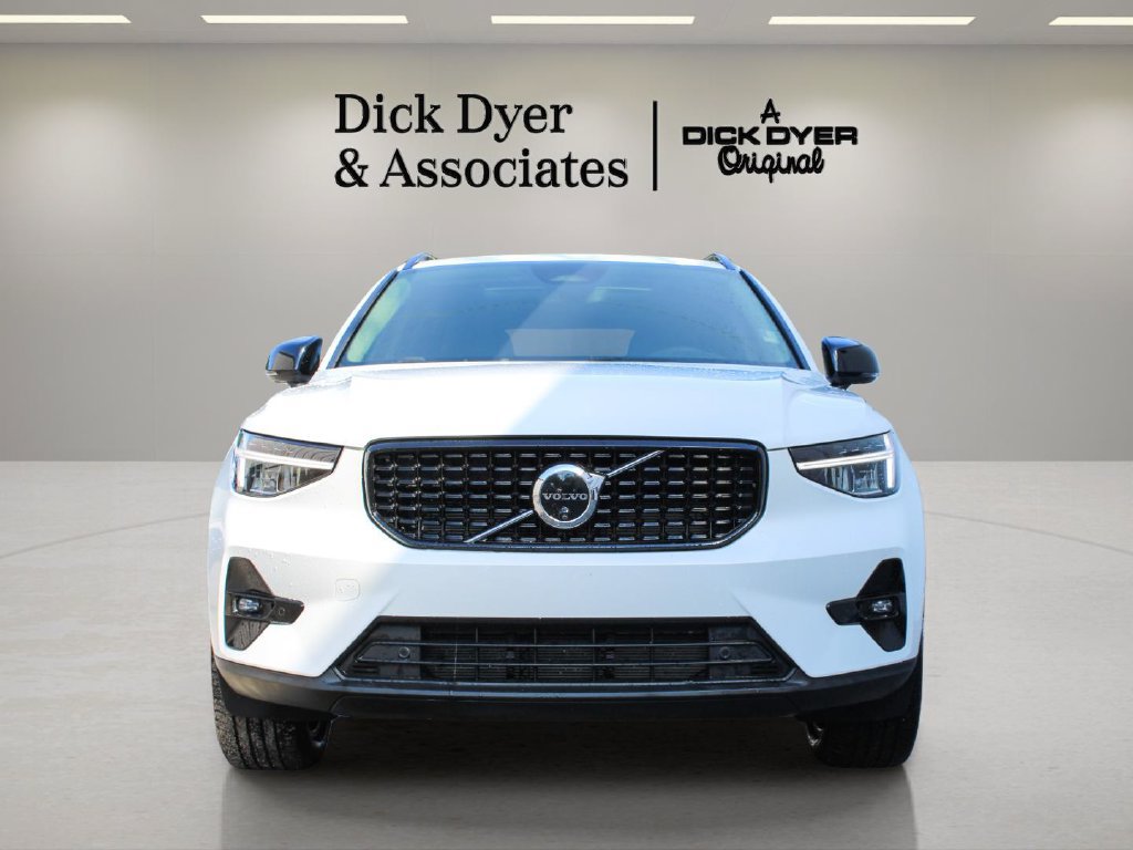 Certified 2025 Volvo XC40 B5 Plus AWD/4WD image 4