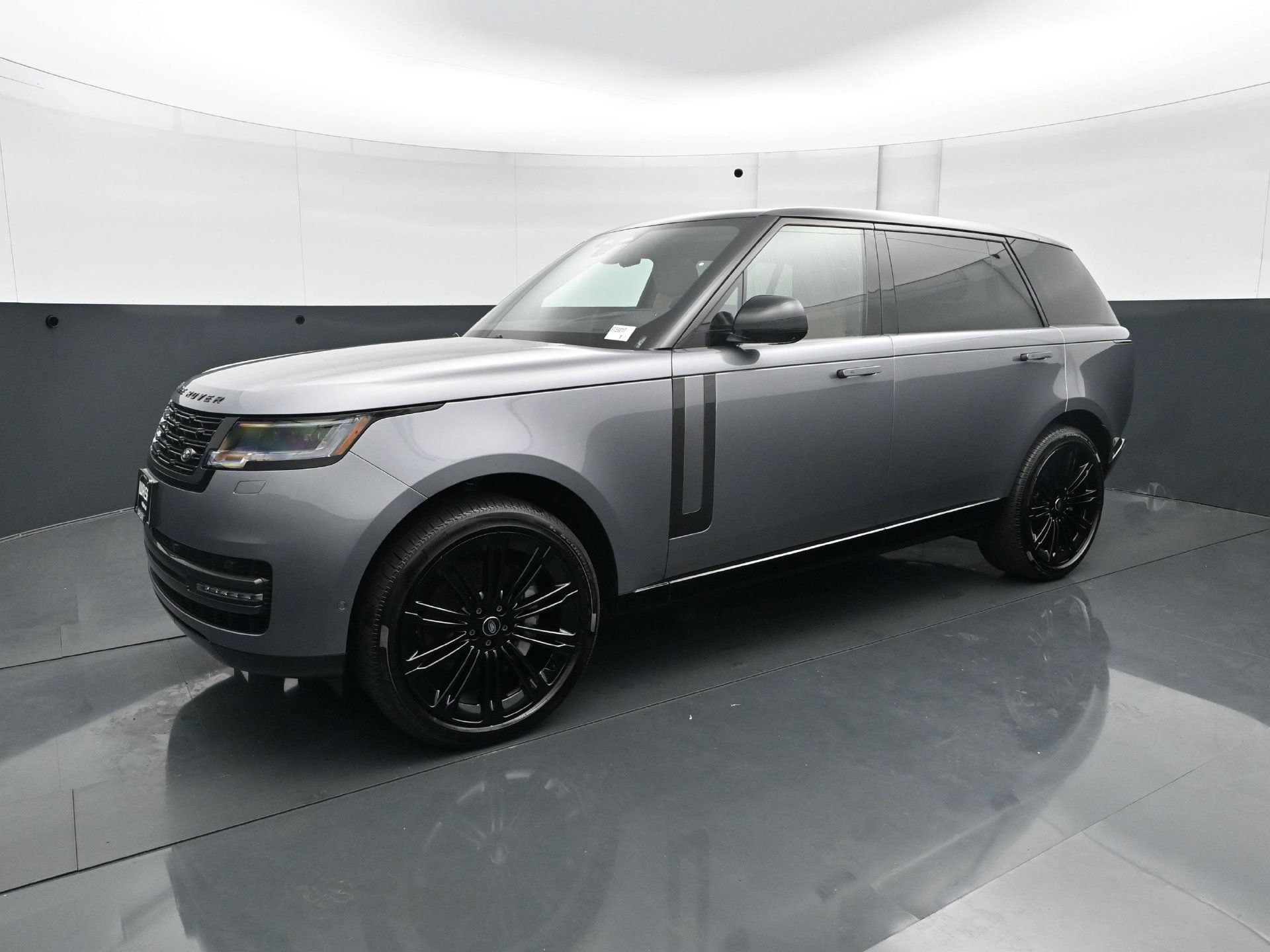 Used 2025 Land Rover Range Rover Long Wheelbase SE AWD/4WD image 2