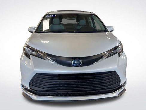 Certified 2023 Toyota Sienna XLE AWD/4WD image 8