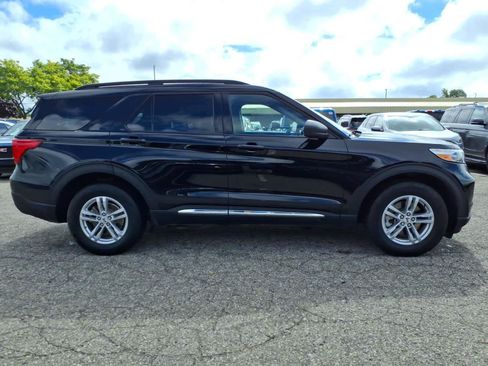 Used 2023 Ford Explorer XLT w/ Equipment Group 202A AWD/4WD image 4
