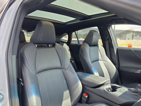 Used 2024 Toyota Venza Limited image 11