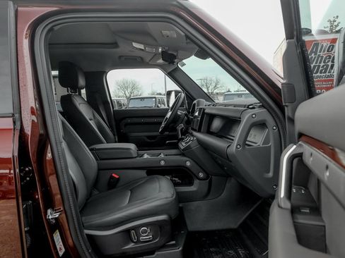 Used 2025 Land Rover Defender 130 S image 23