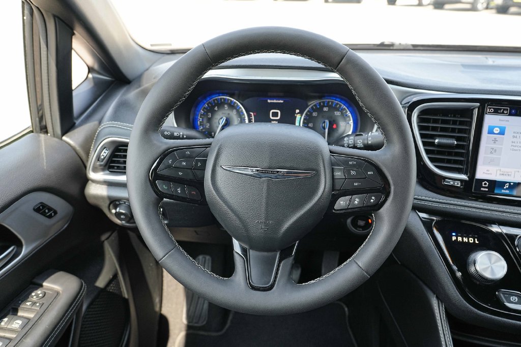 Used 2025 Chrysler Pacifica Limited FWD image 33