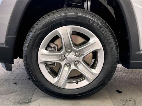 Used 2024 Jeep Compass Latitude w/ Altitude Special Edition AWD/4WD image 8