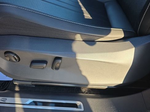 Used 2023 Volkswagen Tiguan SE R-Line image 13