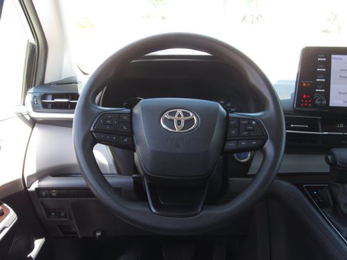 Used 2023 Toyota Sienna LE FWD image 21