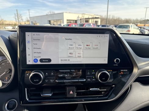 Used 2024 Toyota Highlander XLE image 23