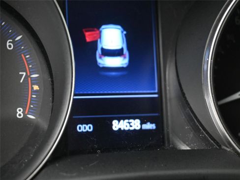 Used 2019 Toyota C-HR XLE image 3