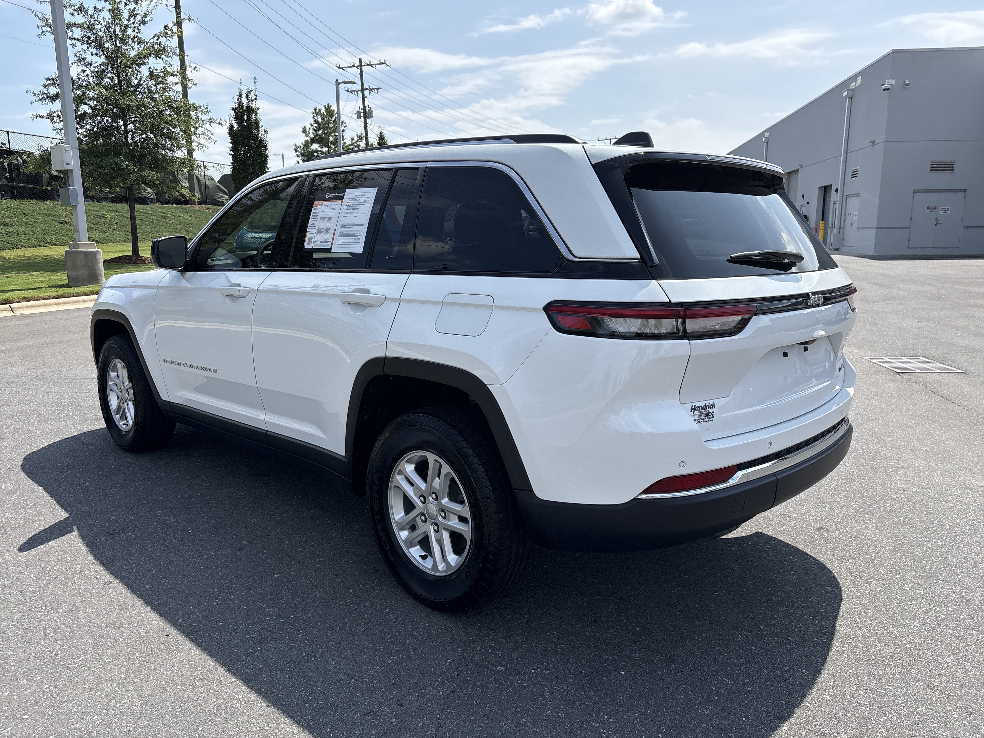 Used 2023 Jeep Grand Cherokee Laredo RWD image 7