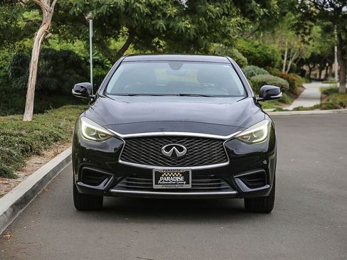 Used 2017 INFINITI QX30 image 2