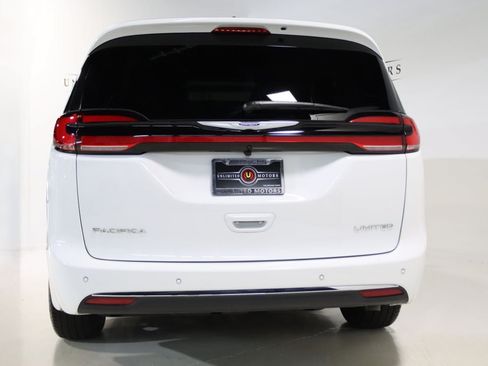 Used 2026 Chrysler Pacifica Limited FWD image 27