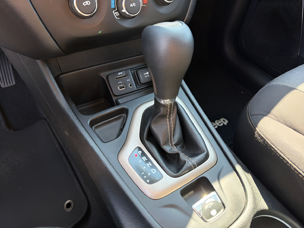 Used 2016 Jeep Cherokee Sport FWD image 29