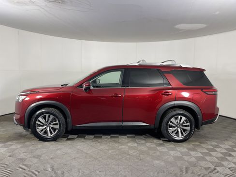 Used 2023 Nissan Pathfinder SL w/ Black Appearance Package image 3