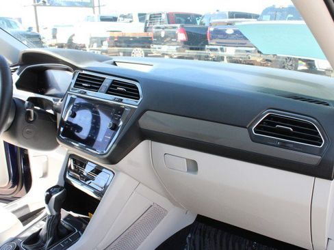 Used 2024 Volkswagen Tiguan SE w/ Panoramic Sunroof Package AWD/4WD image 30
