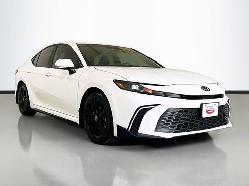 Used 2025 Toyota Camry SE w/ Convenience Package FWD image 3
