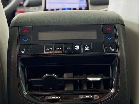 Used 2023 Jeep Grand Cherokee Overland w/ Luxury Tech Group IV AWD/4WD image 33