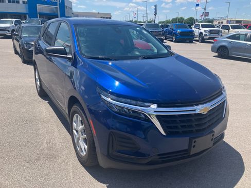 Used 2022 Chevrolet Equinox LS w/ LS Convenience Package FWD image 1