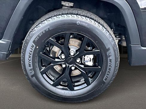 Used 2024 Jeep Grand Cherokee Altitude image 36