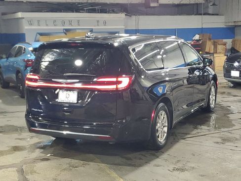 Used 2024 Chrysler Pacifica Touring-L FWD image 5