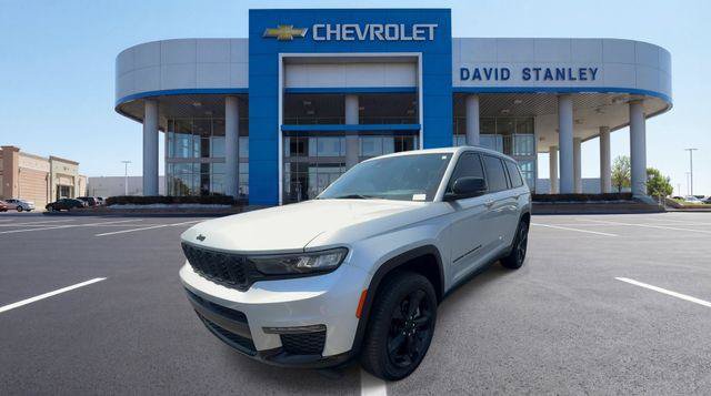 Used 2025 Jeep Grand Cherokee L Limited w/ Black Appearance Package AWD/4WD image 4