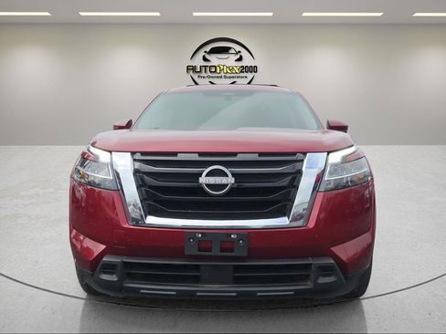 Used 2022 Nissan Pathfinder SV image 2