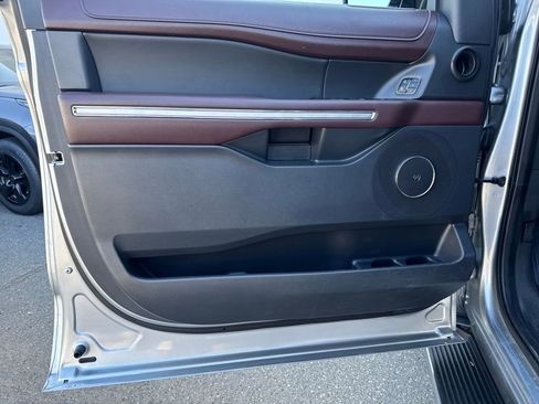 Used 2023 Ford Expedition Limited image 10