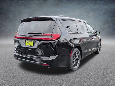 New 2026 Chrysler Pacifica Select image 4
