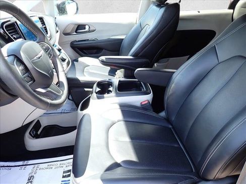Used 2024 Chrysler Pacifica Touring-L FWD image 15