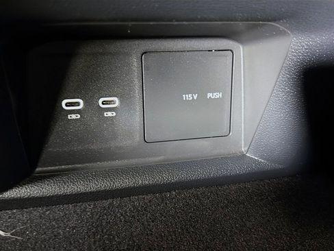 Used 2021 Volkswagen Atlas Cross Sport SE image 28