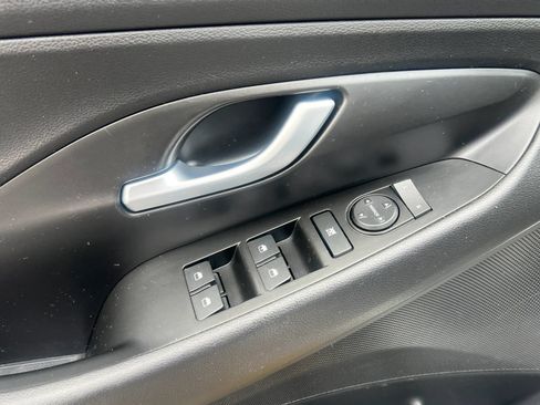 Used 2019 Hyundai Elantra GT FWD image 12