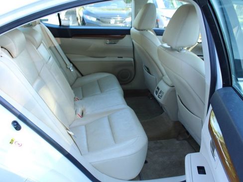 Used 2014 Lexus ES 300h w/ Luxury Package w/Bamboo Trim FWD image 33