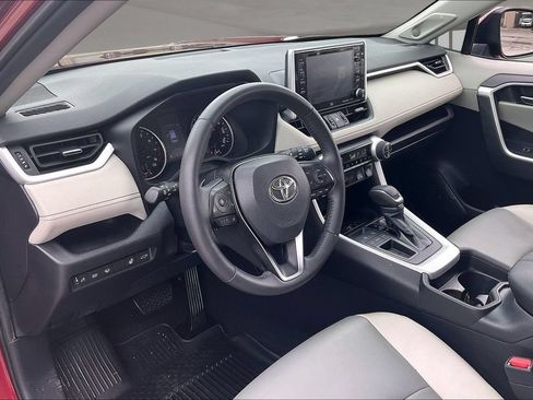 Used 2020 Toyota RAV4 XLE Premium FWD image 17
