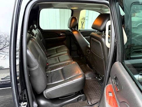 Used 2011 Chevrolet Avalanche LTZ image 6